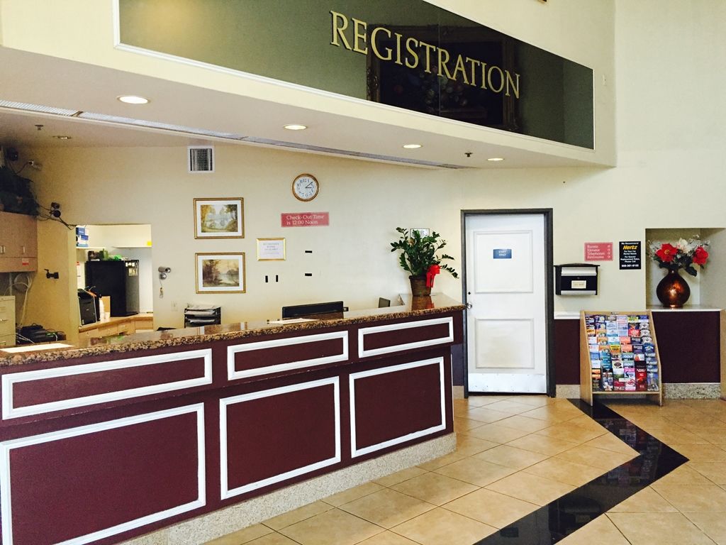 San Bernardino Inn & Suites Интерьер фото